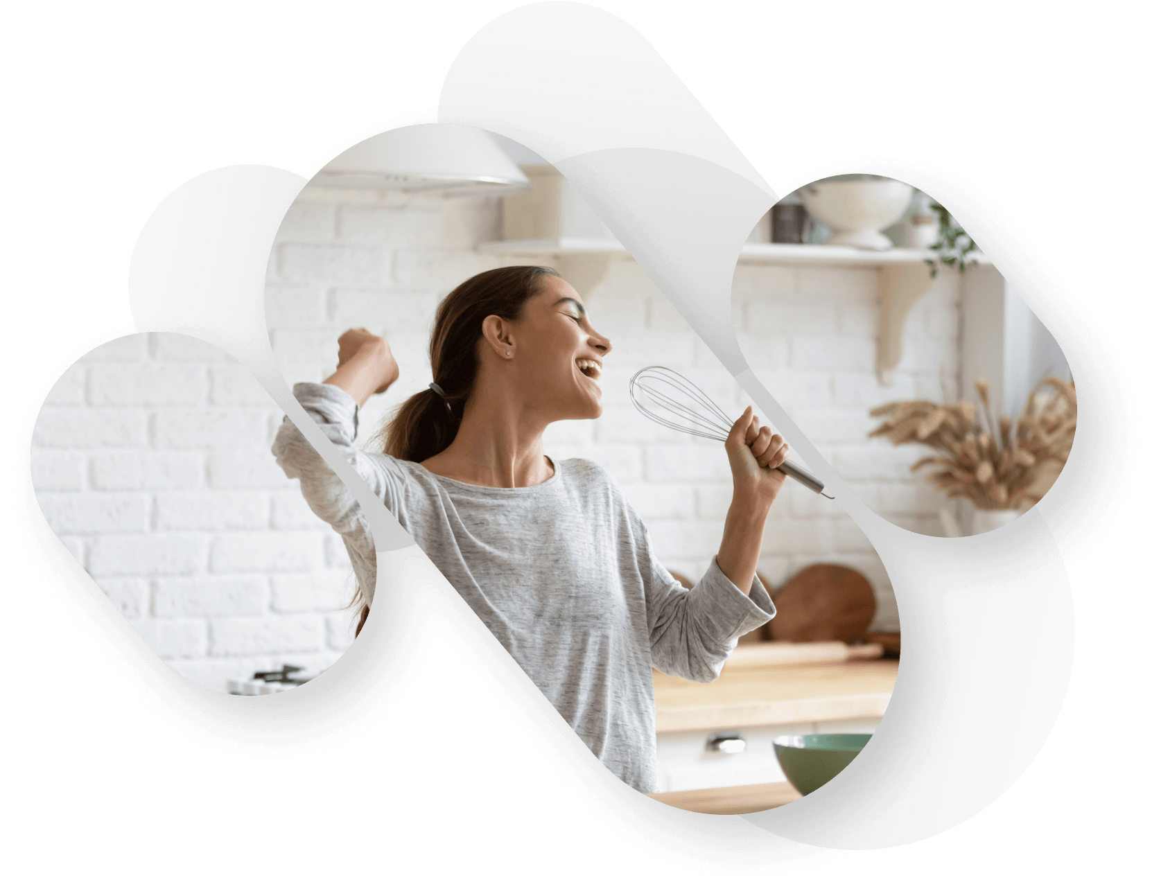 Ragazza si diverte in cucina mentre fa finta di cantare con un utensile in mano